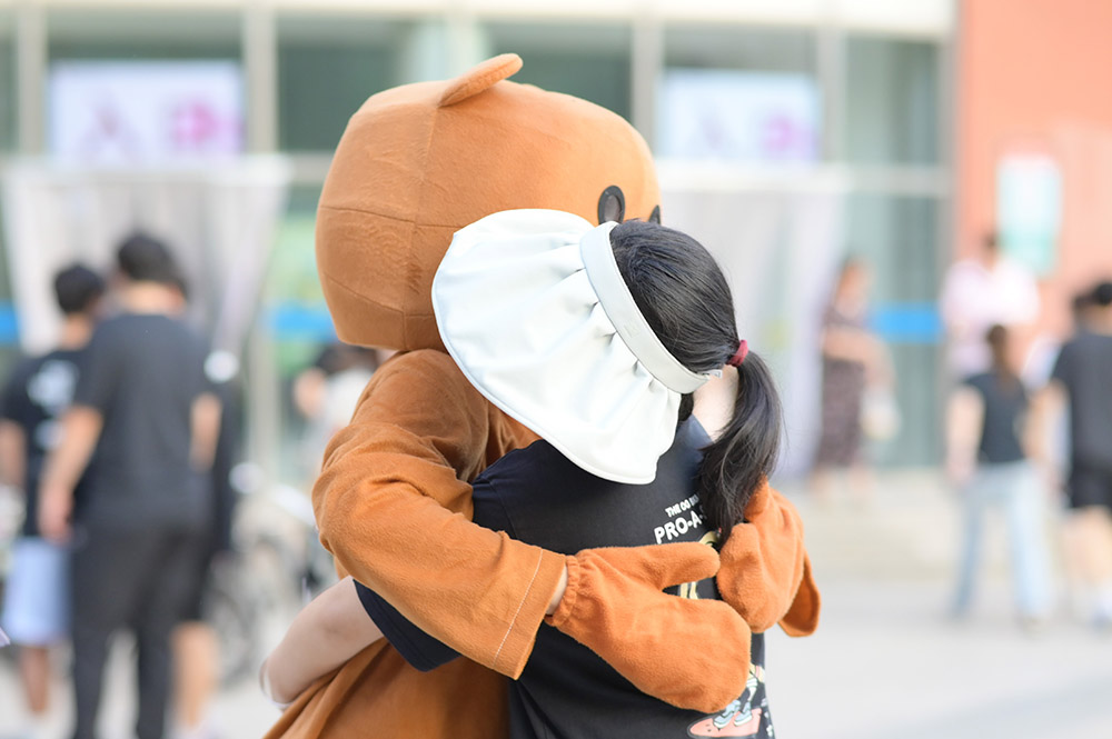 萌熊闪现free hug.jpg