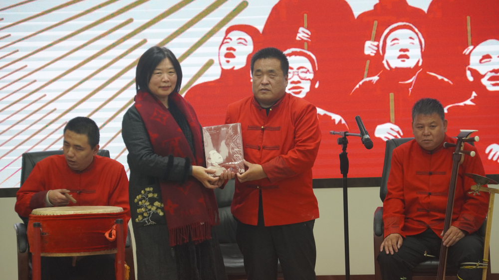 刘红权队长向学校捐赠图书.jpg